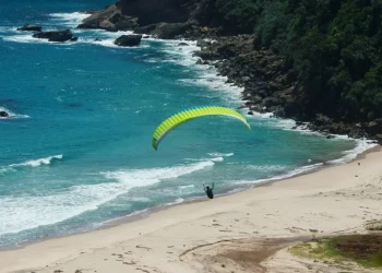 Eksotika Wisata Paralayang di Pantai Modangan Kabupaten Malang