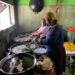 Dua orang pekerja perempuan sedang menggoreng keripik tempe, senin (21/11/2022).