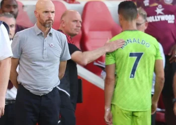 Pelatih Manchester United Erik Ten Hag saat menarik keluar Cristiano Ronaldo di sebuah laga di Premier League musim ini.