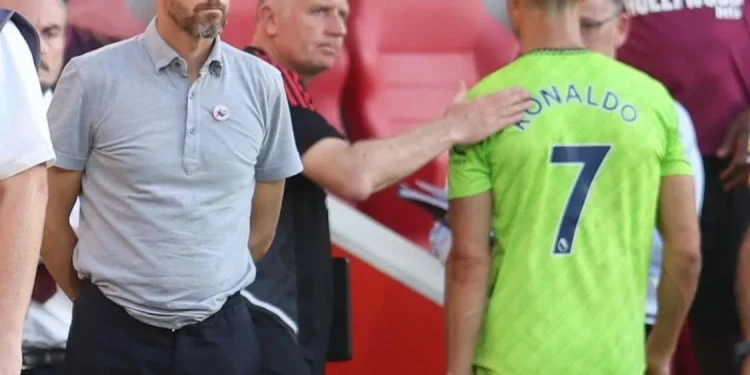 Pelatih Manchester United Erik Ten Hag saat menarik keluar Cristiano Ronaldo di sebuah laga di Premier League musim ini.