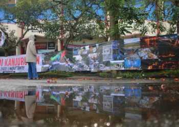 Jurnalis Malang Raya membentangkan spanduk sepanjang 37 meter berisi rangkaian foto bercerita tentang Tragedi Kanjuruhan di depan Balai Kota Malang, Kamis (10/11/2022).