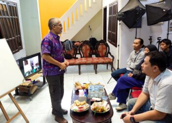 Nurcholis MA Basyari, Pemred Tugu Media Group, saat memberikan materi terkait bengkel redaksi di kantor Tugu Media pada Rabu (23/11/2022).