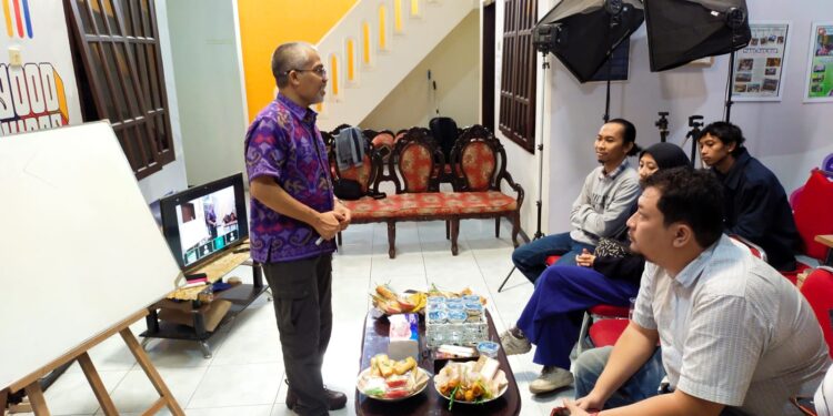 Nurcholis MA Basyari, Pemred Tugu Media Group, saat memberikan materi terkait bengkel redaksi di kantor Tugu Media pada Rabu (23/11/2022).