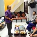 Nurcholis MA Basyari, Pemred Tugu Media Group, saat memberikan materi terkait bengkel redaksi di kantor Tugu Media pada Rabu (23/11/2022).