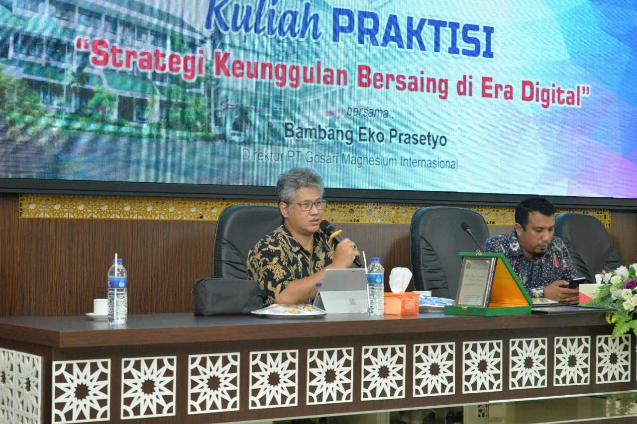 Pembicara dalam acara praktisi mengajar oleh FEB Unisma.