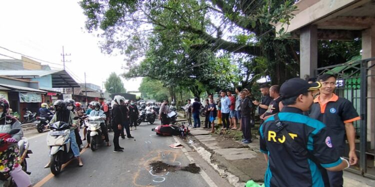 Petugas melakukan olah TKP dalam kecelakaan yang menewaskan pengendara di Kota Malang.