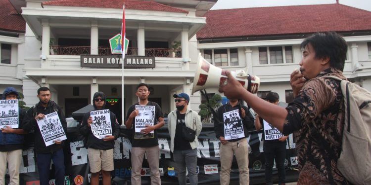 Aksi Kamisan menyuarakan Usut Tuntas Tragedi Kanjuruhan di depan Balai Kota Malang. Foto/Rubianto