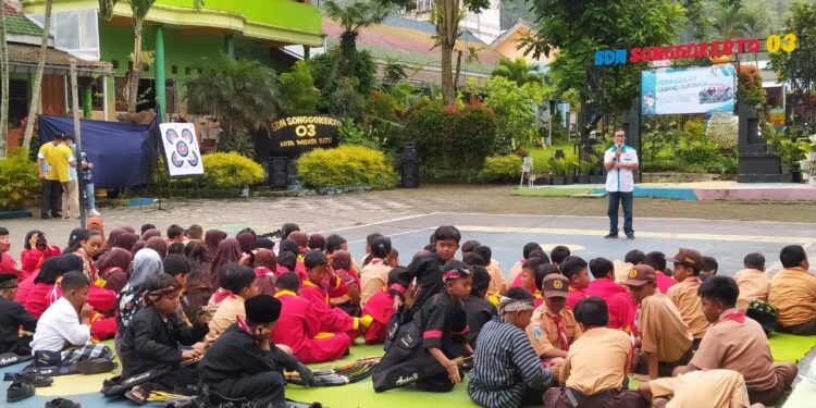 Ketua KONI Kota Batu, Mahfud saat memberi pemaparan cabor kepada anak peserta didik SDN Songgokerto 3, Jumat (18/11/2022).