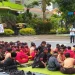 Ketua KONI Kota Batu, Mahfud saat memberi pemaparan cabor kepada anak peserta didik SDN Songgokerto 3, Jumat (18/11/2022).