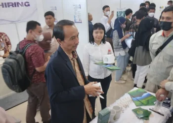 Direktur Polinema, Supriatna Adhisuwignjo bersama Ketua Panitia Job Fair Nian Dhaniarti Raharjo saat meninjau beberapa mitra perusahaan.