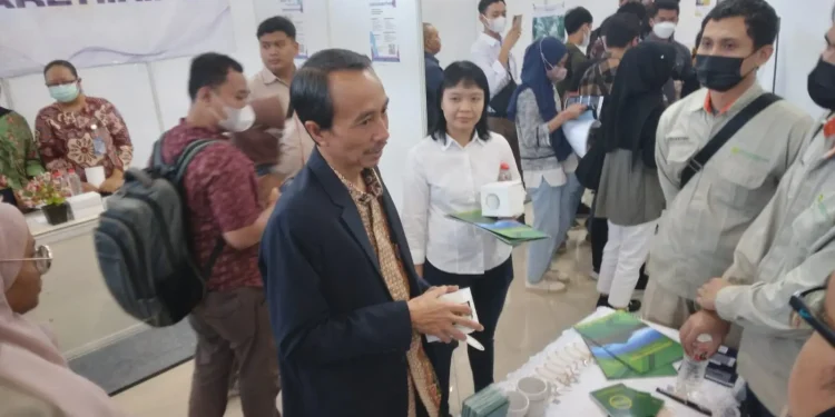 Direktur Polinema, Supriatna Adhisuwignjo bersama Ketua Panitia Job Fair Nian Dhaniarti Raharjo saat meninjau beberapa mitra perusahaan.