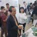 Direktur Polinema, Supriatna Adhisuwignjo bersama Ketua Panitia Job Fair Nian Dhaniarti Raharjo saat meninjau beberapa mitra perusahaan.