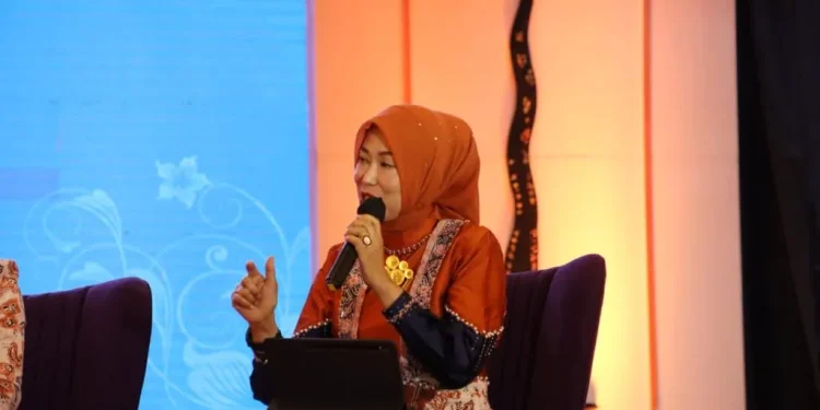 Widayati Sutiaji saat memberikan paparan.