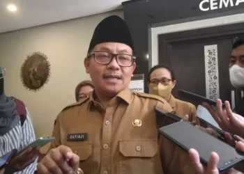 Wali Kota Malang Sutiaji (tengah) usai memberikan arahan dalam rapat koordinasi daerah Percepatan Pengarusutamaan Gender (PUG) Menuju Pembangunan Inklusif.