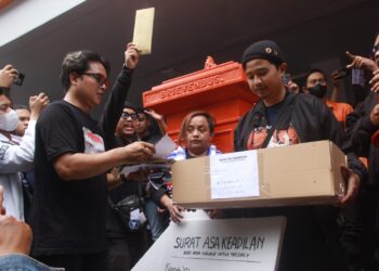 Ratusan Aremania kirim surat Asa Keadilan untuk korban Tragedi Kanjuruhan pada Presiden Joko Widodo melalui kantor Pos.
