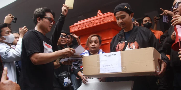 Ratusan Aremania kirim surat Asa Keadilan untuk korban Tragedi Kanjuruhan pada Presiden Joko Widodo melalui kantor Pos.