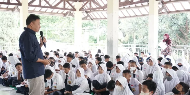 Suasana sosialisasi Pemilu 2024 dan pentingnya berdemokrasi di SMP Negeri 3 Kota Batu, Rabu (9/11/2022).
