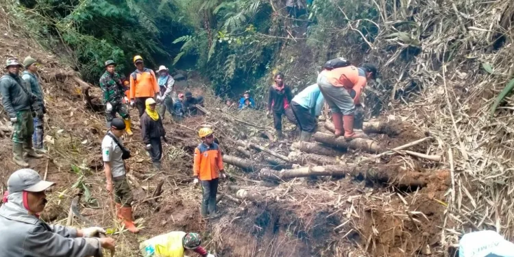 Petugas gabungan dari BPBD Kota Batu tengah melakukan pembersihan tanah tebing yang longsor di Curah Krecek, Desa Tulungrejo, Kecamatan Bumiaji, Kota Batu, Senin (7/11/2022) agar tidak menjadi bendung alam yang menyebabkan banjir bandang.