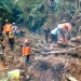 Petugas gabungan dari BPBD Kota Batu tengah melakukan pembersihan tanah tebing yang longsor di Curah Krecek, Desa Tulungrejo, Kecamatan Bumiaji, Kota Batu, Senin (7/11/2022) agar tidak menjadi bendung alam yang menyebabkan banjir bandang.