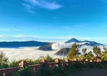 Keindahan Panorama Gunung Bromo hingga Puncak Arjuno dari Bukit Kingkong.