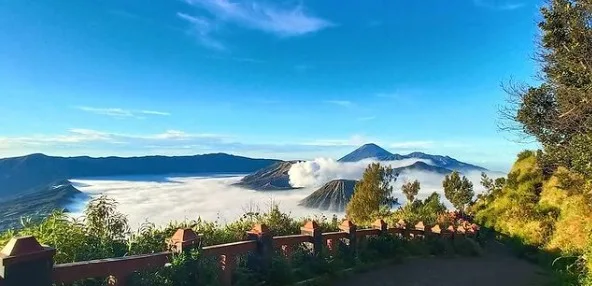 Keindahan Panorama Gunung Bromo hingga Puncak Arjuno dari Bukit Kingkong.
