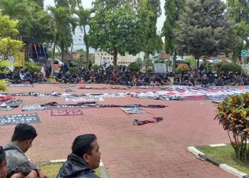 Aremania aksi damai di Depan kantor Kejari Kabupaten Malang.