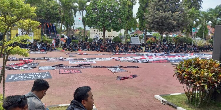 Aremania aksi damai di Depan kantor Kejari Kabupaten Malang.