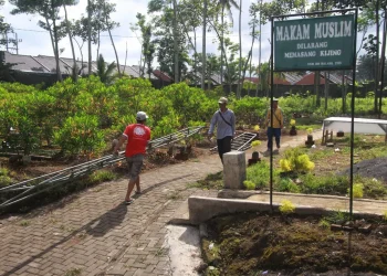 Persiapan penggalian makam dua korban Tragedi Kanjuruhan.