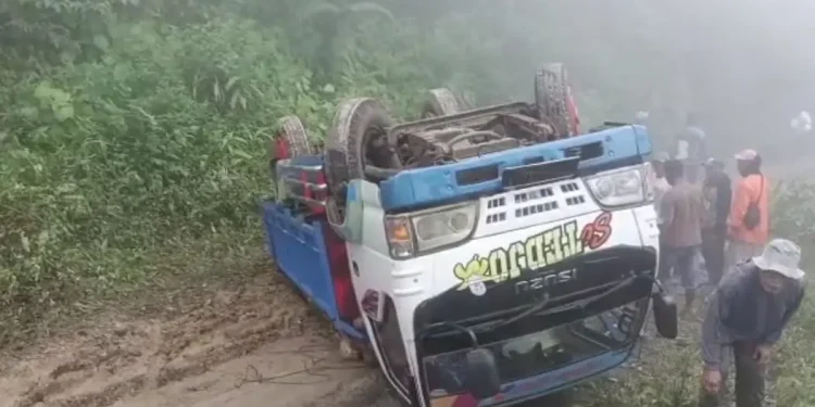 jalan rusak, truk pengangkut pisang terguling