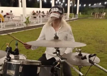 kunto hartono gebuk drum mulut mata ditutup