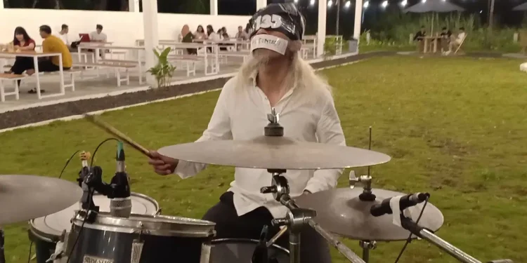 kunto hartono gebuk drum mulut mata ditutup
