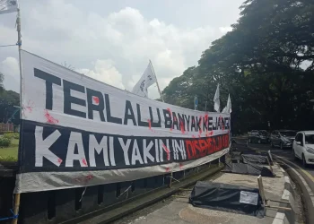Keranda dan foto korban Tragedi Kanjuruhan yang ditata melingkari Alun Alun Tugu Kota Malang