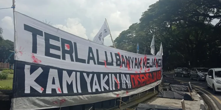 Keranda dan foto korban Tragedi Kanjuruhan yang ditata melingkari Alun Alun Tugu Kota Malang