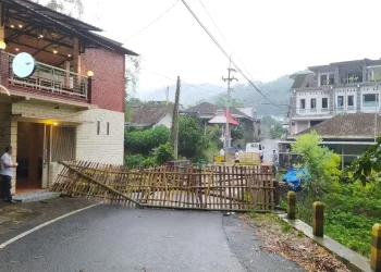 Pondasi jembatan nyaris ambrol, jembatan ditutup