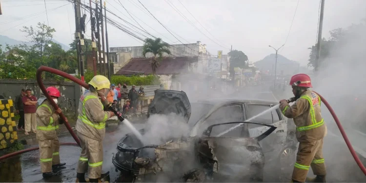 Tabrak pembatas jalan mobil terbakar