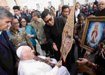 Paus Fransiskus menerima delegasi PWKI di Vatikan.