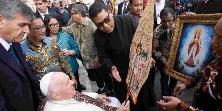 Paus Fransiskus menerima delegasi PWKI di Vatikan.