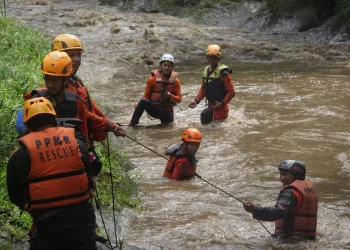 Pencarian warga kota malang yang hanyut di Sungai Brantas