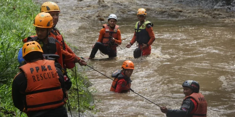 Pencarian warga kota malang yang hanyut di Sungai Brantas