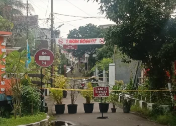 Jembatan ambrol, warga menutup jalan