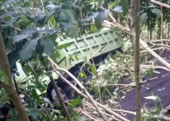 truk muat pasir tergelincir longsor masuk jurang