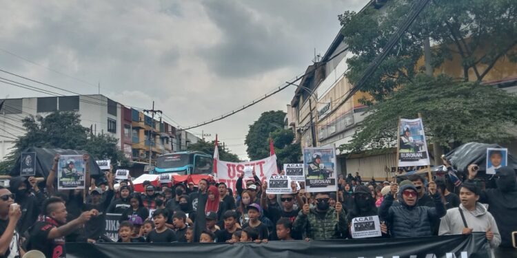 Aksi Aremania melintasi Jembatan Brantas menuju Bok Glodok, Jalan Gatot Subroto, Kota Malang (M Sholeh)