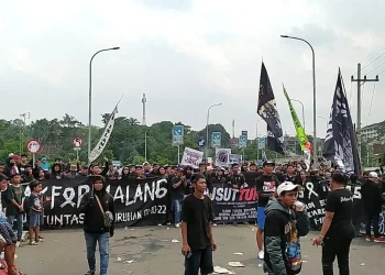 Ratusan Aremania turun ke jalan di wilayah Kedungkandang.