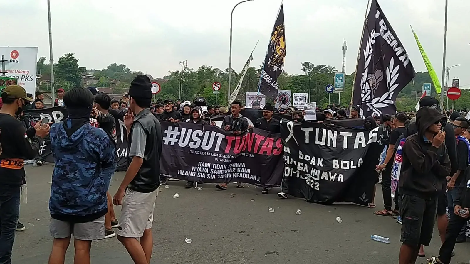 Ratusan Aremania turun ke jalan.