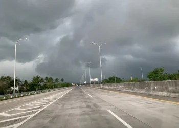 mendung menyelimuti exit tol sawojajar.