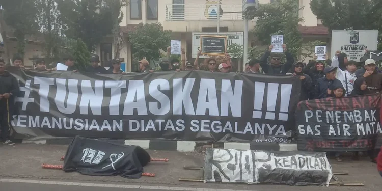 Aremania turun ke jalan di Pujon, Malang