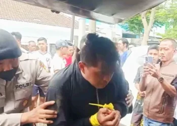 Jambret kalung ibu-ibu