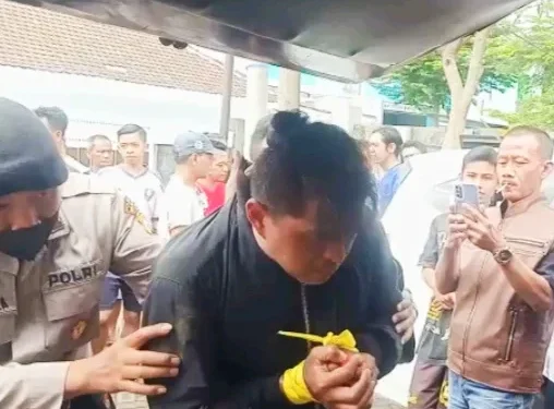 Jambret kalung ibu-ibu