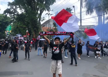 Aremania turun ke jalan.