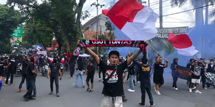 Aremania turun ke jalan.